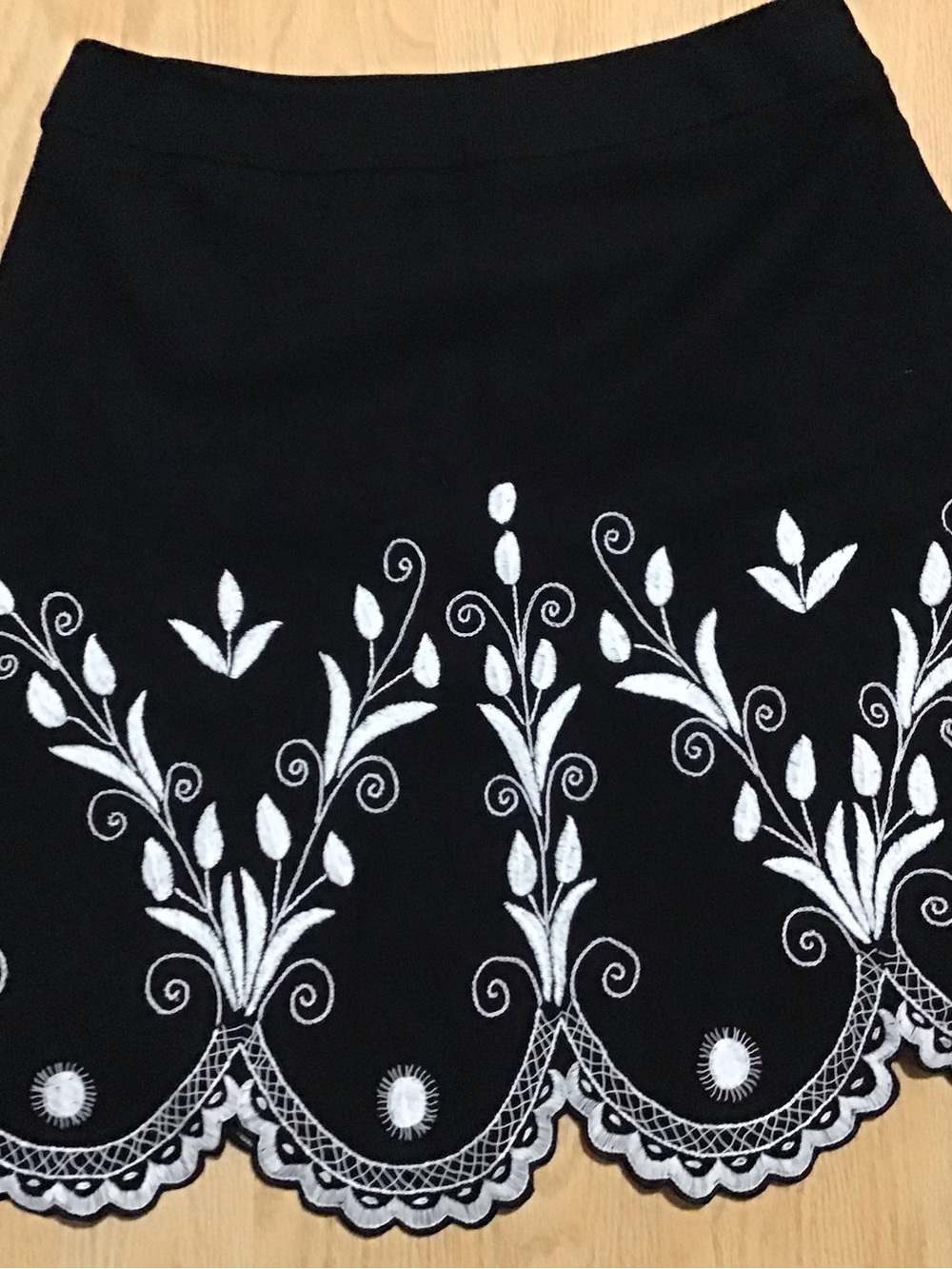 Kay Unger ladies size 12 Black Skirt w White Embroidery